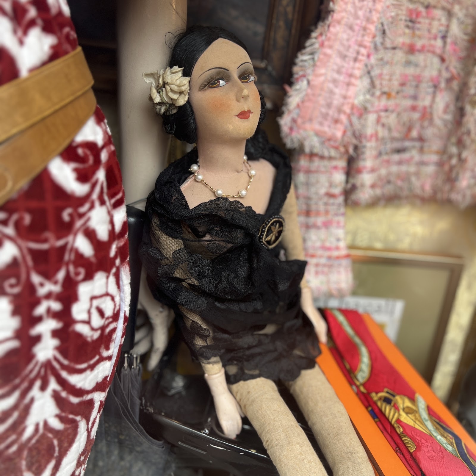 Poupée de boudoir ancienne et veste en tweed rose — curiosités d'antiquaire