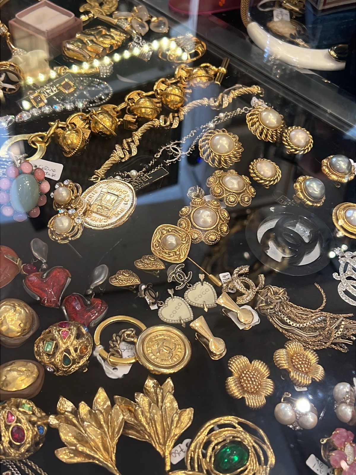 Bijoux vintage signés Chanel : broches, boucles d'oreilles et sautoirs dorés