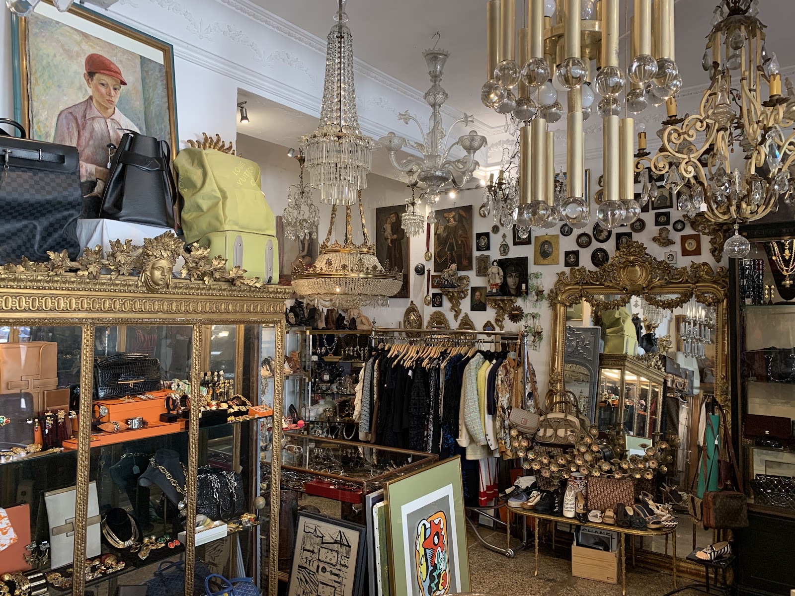 Vitrine dorée de maroquinerie de luxe — pièces Hermès et Dior