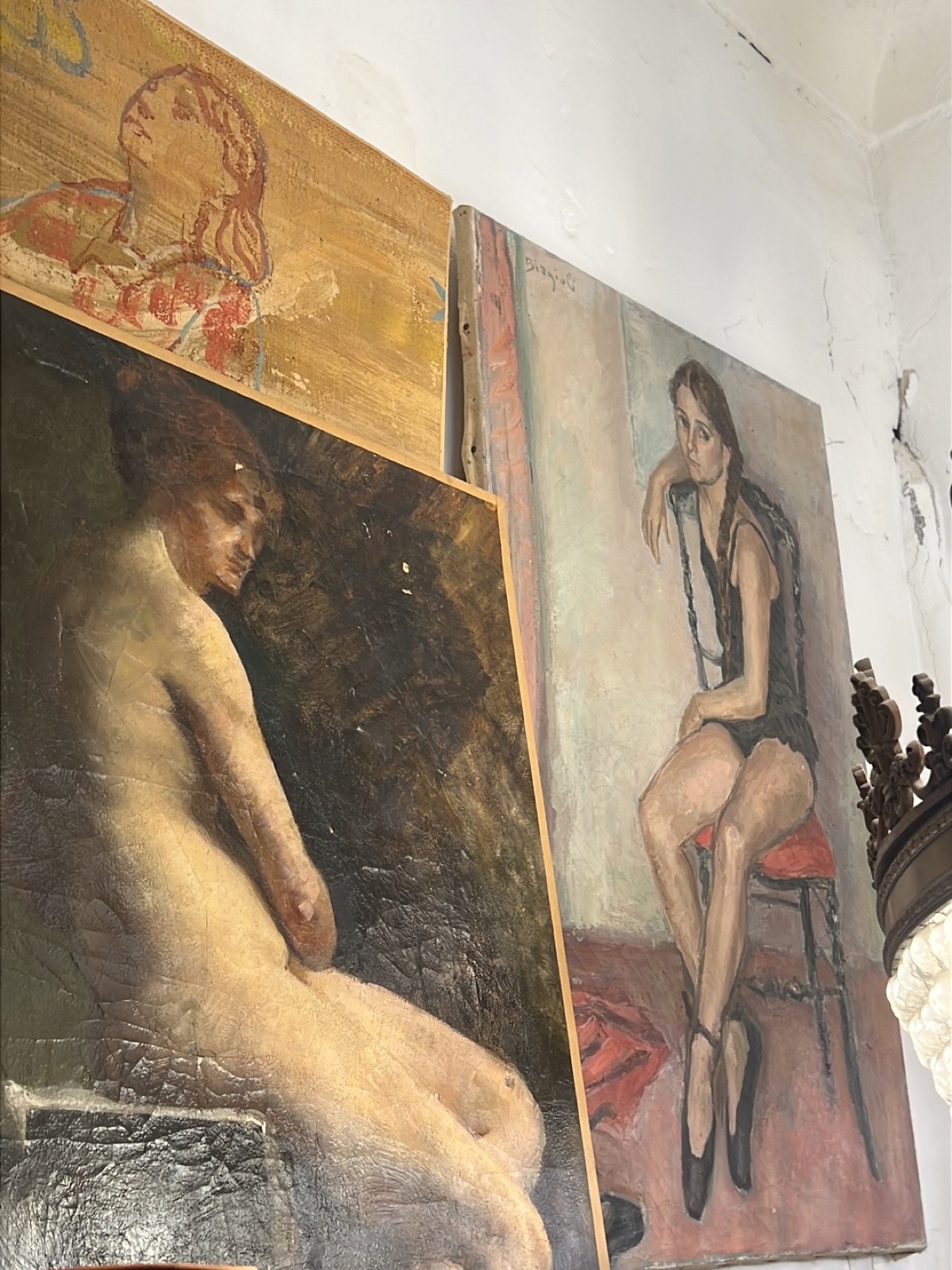 Tableaux anciens et portraits chinés, accrochés dans la boutique