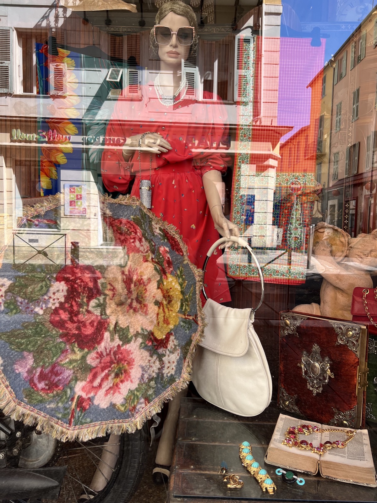 Vitrine mode : robe vintage rouge, sac Prada crème et carré Yves Saint Laurent
