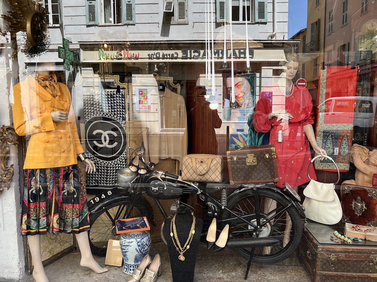 Vitrine emblématique de MADEMOISELLE : moto Terrot 1948, vanity Louis Vuitton, sac Chanel et escarpins Louboutin